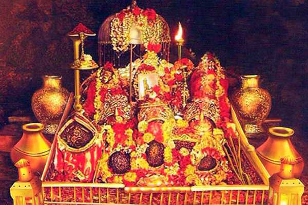श्री वैष्णों देवी की गुफा में होने वाली आरती - Shri Vashno Devi Ki Gufa Main Hone Wali Aarti