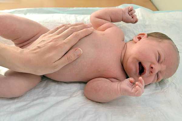 छोटे बच्चों के पेट में दर्द का 8 घरेलु उपचार - 8 Homemade Remedies for Infant Stomach Ache